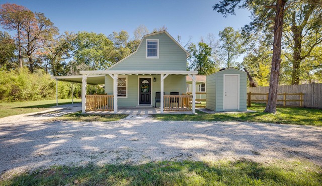 Pet-Friendly Conroe Hideaway w/Porch & Fire Pit