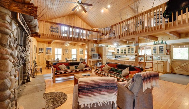 Pet-Friendly House w/Deck: Near Crater Lake!