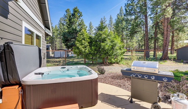Pet-Friendly Oregon Retreat w/Patio & Hot Tub!