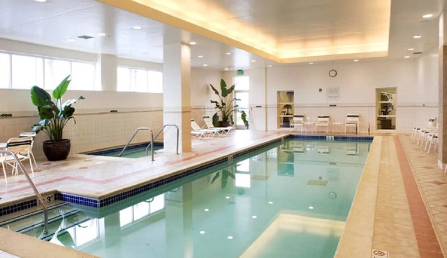 Pet friendly Property! Indoor swimming pool, close to Tilden Regional Park