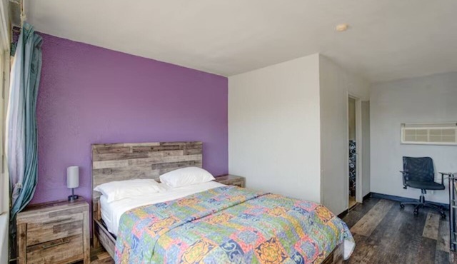 Pet-Friendly Queen Bed Room w/Fridge near Haunted Trails Family Ent. Center
