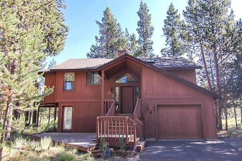 Pet-Friendly Sunriver Cabin | Fireplace, Deck & Sleeps 6