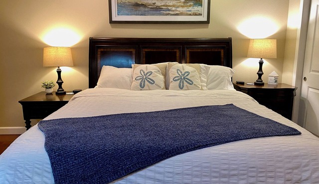 Pet-Friendly 3BR Home, Sleeps 8 – Near Beaches & Destin - Emerald Sand Dollar