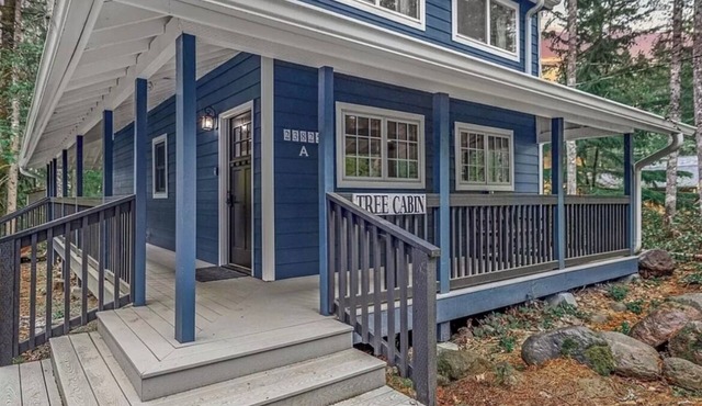 Pet friendly cabin with WiFi, AC and workspace in gorgeous Mount Hood Village