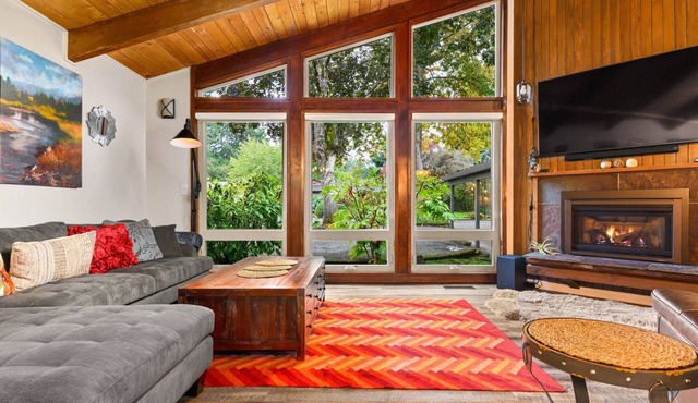 Phenomenal Mid-Century Modern Retreat, Open Layout, Fenced Backyard, Fire-Pit, 10 Miles to Portland