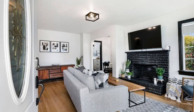 Picture Perfect Bungalow in the ❤ of DT Vancouver!