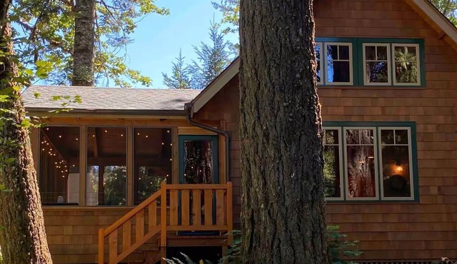 Picturesque McKenzie River Cabin - Log Cabin Inn #1
