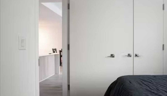 Pleasant 1-bedroom @ waterfront tower in Greenpoint right across of Manhattan