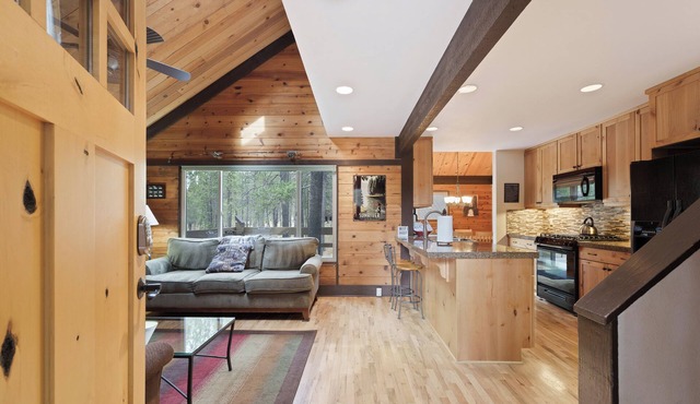 Pole House 10 - Updated Cabin, SHARC, Hot Tub