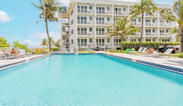 Pompano Beach | Relaxed Cabana Stay | Pool + Beach