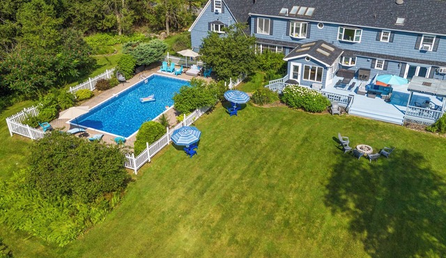 Pondview Manor - Spacious Farmhouse w/Pool