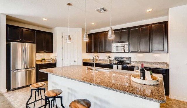 Pool Home~Sleeps 9~FIRE PIT~Near it All~BBQ~55”TV in Phoenix