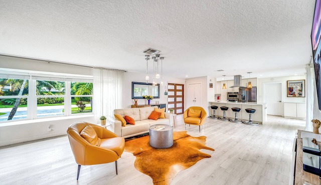 Pool! Waterfront+Tiki Hut Bar! Close To Beach! in Fort Lauderdale