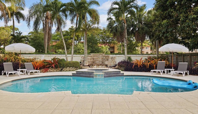 Poolside Paradise: Cozy Miami Getaway