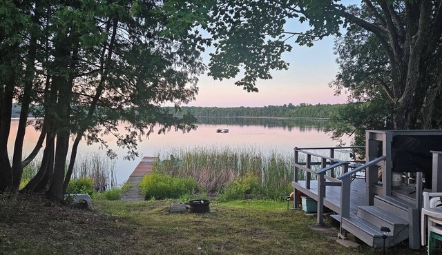 Popeye and Grammy’s Lookout Point: Cozy Lakeside Cabin for Two