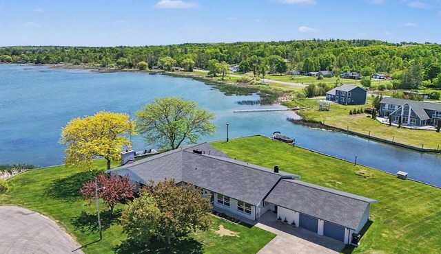 Portage Lake Family Getaway - 200ft Frontage!