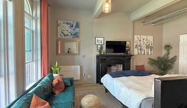 Posh Studio, KING bed, Prime Location with Free Parking