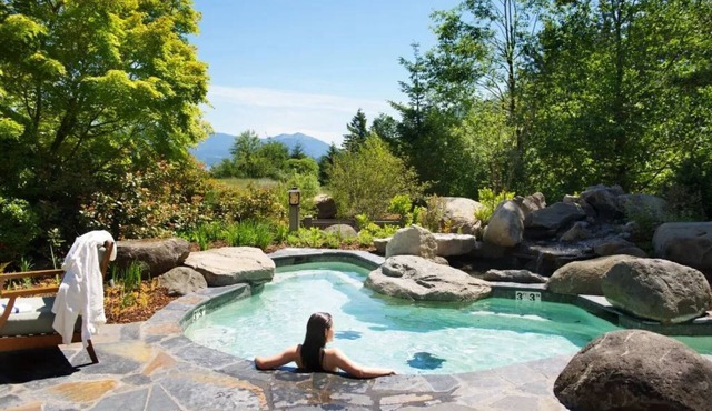 Premier Villa Escape: Nature, Dining, Fireside
