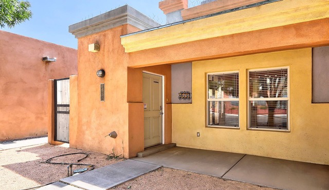 Prime Downtown location, steps to zoo, grocery, Century Rio 14, restaurants in Albuquerque