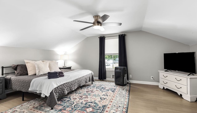 Prime Location! 2BR, King Bed w/Laundry