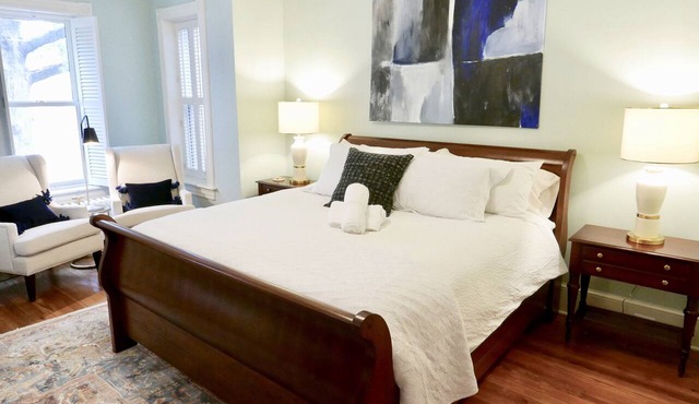Prime Location! Capitol Hill~Steps to Union Station~w/Parking~Sleeps 7~Beautiful in Washington
