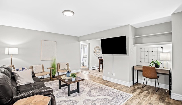 Prime Location! King Bed near Mt. Clemens Downtown
