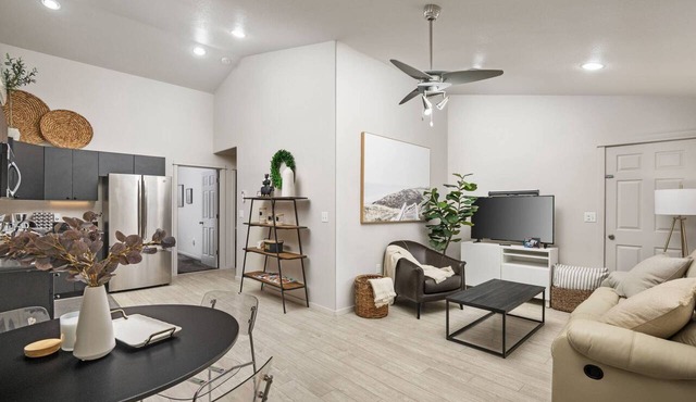 Prime Location, Pet Friendly, Single Level, New Decor and Furnishing, 10 Min to PDX and Vancouver