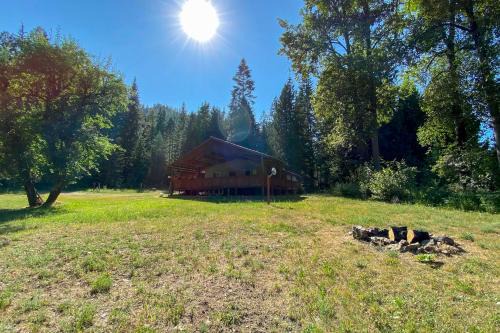 Private 2-Acre Retreat w/MTN Views, Walk to River in Saint Maries