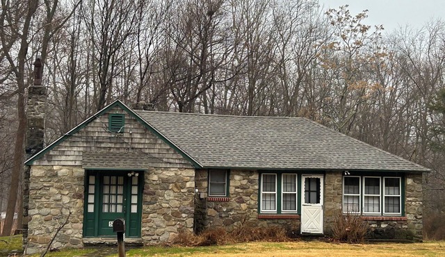 Private 2-bedroom house in beautiful wooded Chester