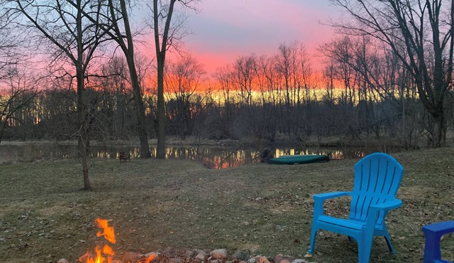 Private access Riverbend Retreat, fishing, canoes, wildlife, & swinging bridge