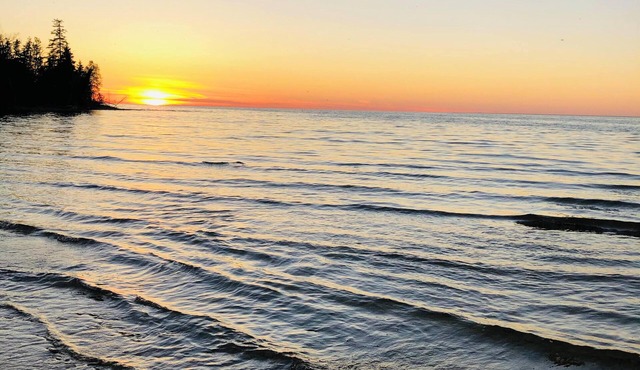 Private and secluded lakefront 15 minutes from Mackinaw City - Carp Lake