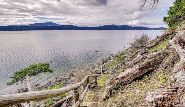 Private Beach & Hot Tub: Eastsound Waterfront Gem