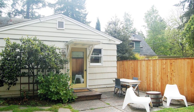 Private guest house in the first addition Lake Oswego