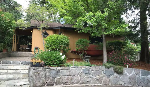 Private Guesthouse with parking in front Queen bed close to wine tasting