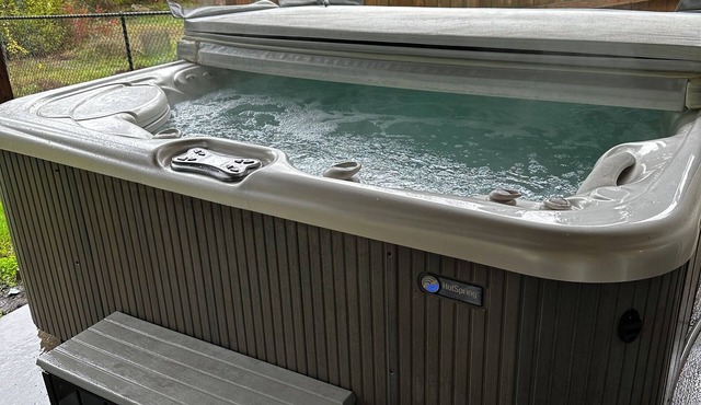 Private Hot Tub, Charming 1-bedroom apartment in delightful Vancouver with WiFi