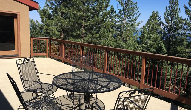 Private Lake-view Cabin with Space for Everyone, 4 bedrooms plus bonus room