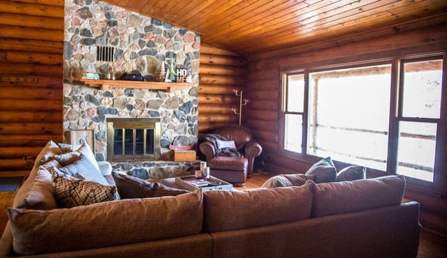 Private lakefront log cabin on 25 acres - 3 bedrooms