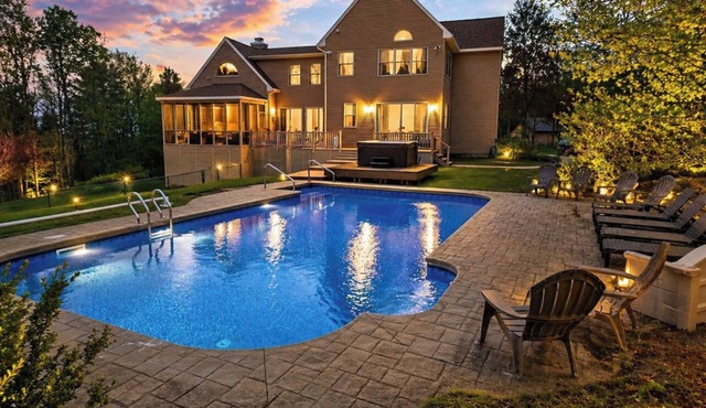 Private Luxurious Chalet with heated Pool,Hot Tub, Game Rooms. Pet-Friendly!