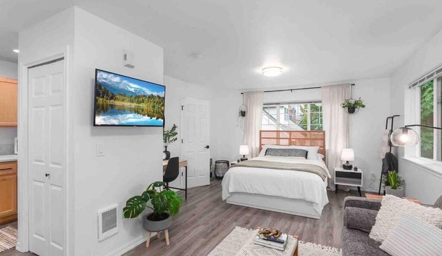 Private Newly Renovated Studio w private Parking!
