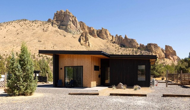 Private Retreat Steps to Smith Rock | Quiet Luxury & Hot Tub