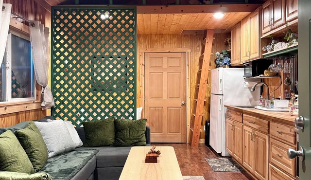 Private Romantic Woodland Getaway- sauna, hot tub, outdoor culinary bar, gardens