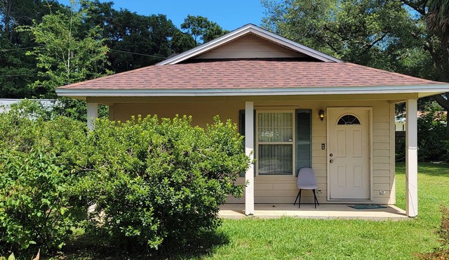 Quaint 1b1b Bungalow - Pensacola day trip to beaches near Navy Base