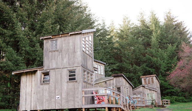Quaint cabin farm stay with hot tub!