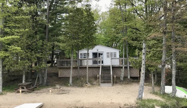 Quaint cabin on Bass Lake - Close to Traverse City dining and shopping!