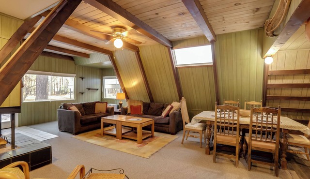 Quaint + Rustic A-Frame < 5 Mi to Plumas-Eureka! in Blairsden-Graeagle