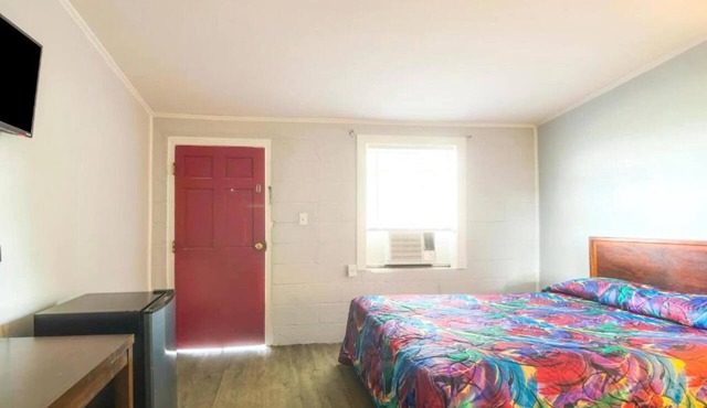 Queen Bed|Smoking|Mobile AL
