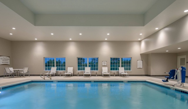Queen Studio w/Kitchen | Breakfast, Pool & BBQ
