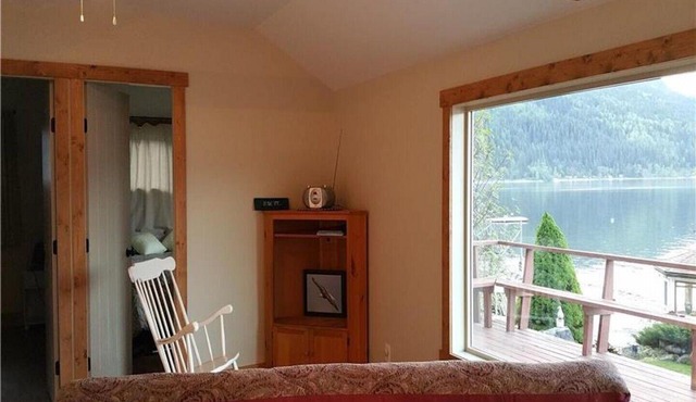 Queens Bay Hideaway Lakefront Cottage in Nelson
