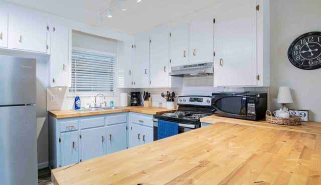 Quiet 2 bdroom Duplex 9 Mile Rd-Pine Forest Area