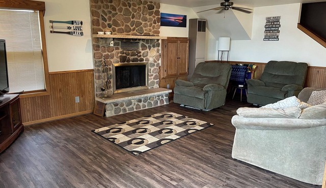 Quiet and peaceful 4-bedroom cottage on Anderson Lake, with zero depth entry in Suring